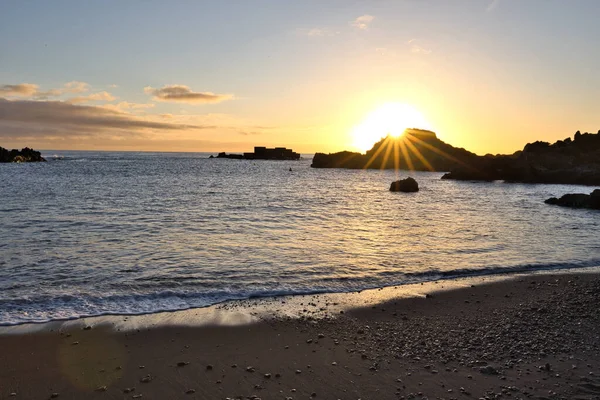 La Palma sahilinde muhteşem bir sabah güneşi çarpıcı mercek parlamaları ve Atlantik üzerinde güneş yıldızı.
