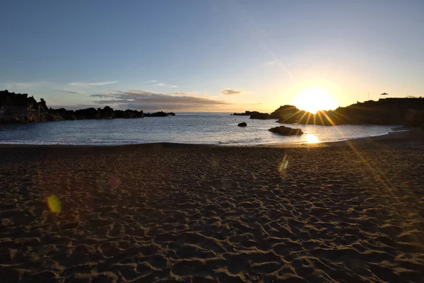 La Palma sahilinde muhteşem bir sabah güneşi çarpıcı mercek parlamaları ve Atlantik üzerinde güneş yıldızı.