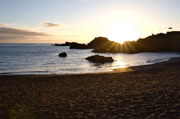 La Palma sahilinde muhteşem bir sabah güneşi çarpıcı mercek parlamaları ve Atlantik üzerinde güneş yıldızı.