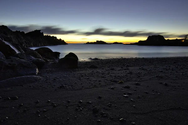 Los Cancajos sahilinde gün doğumunda uzun süre çekim, yumuşak su Atlantik kıyısında volkanik kayalara çarpıyor, La Palma, Kanarya Adaları, İspanya