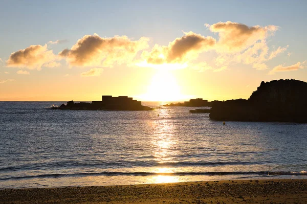 La Palma sahilinde muhteşem bir sabah güneşi çarpıcı mercek parlamaları ve Atlantik üzerinde güneş yıldızı.