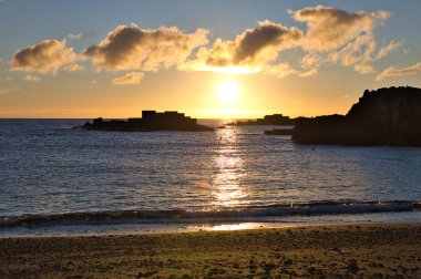 La Palma sahilinde muhteşem bir sabah güneşi çarpıcı mercek parlamaları ve Atlantik üzerinde güneş yıldızı.