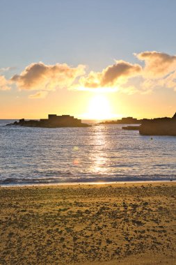La Palma sahilinde muhteşem bir sabah güneşi çarpıcı mercek parlamaları ve Atlantik üzerinde güneş yıldızı.