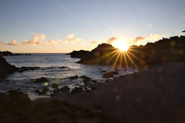 La Palma sahilinde muhteşem bir sabah güneşi çarpıcı mercek parlamaları ve Atlantik üzerinde güneş yıldızı.