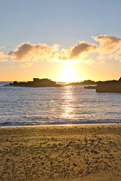 La Palma sahilinde muhteşem bir sabah güneşi çarpıcı mercek parlamaları ve Atlantik üzerinde güneş yıldızı.