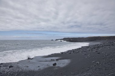 Los Cancajos, La Palma 'da nefes kesici volkanik kıyı şeridi. Koyu bazalt oluşumları ve kaya havuzları mavi Atlantik Okyanusu ile buluşur. Kanarya Adaları 'ndaki popüler turizm beldesi