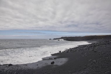 Los Cancajos, La Palma 'da nefes kesici volkanik kıyı şeridi. Koyu bazalt oluşumları ve kaya havuzları mavi Atlantik Okyanusu ile buluşur. Kanarya Adaları 'ndaki popüler turizm beldesi