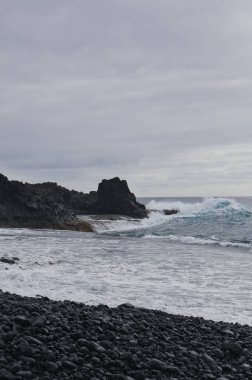Los Cancajos, La Palma 'da nefes kesici volkanik kıyı şeridi. Koyu bazalt oluşumları ve kaya havuzları mavi Atlantik Okyanusu ile buluşur. Kanarya Adaları 'ndaki popüler turizm beldesi