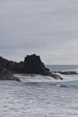 Los Cancajos, La Palma 'da nefes kesici volkanik kıyı şeridi. Koyu bazalt oluşumları ve kaya havuzları mavi Atlantik Okyanusu ile buluşur. Kanarya Adaları 'ndaki popüler turizm beldesi