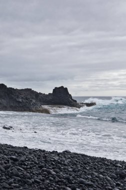 Los Cancajos, La Palma 'da nefes kesici volkanik kıyı şeridi. Koyu bazalt oluşumları ve kaya havuzları mavi Atlantik Okyanusu ile buluşur. Kanarya Adaları 'ndaki popüler turizm beldesi
