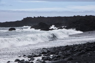 Los Cancajos, La Palma 'da nefes kesici volkanik kıyı şeridi. Koyu bazalt oluşumları ve kaya havuzları mavi Atlantik Okyanusu ile buluşur. Kanarya Adaları 'ndaki popüler turizm beldesi