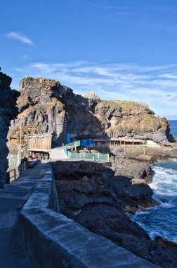 Puerto de Talavera, La Palma 'daki taştan kulübeler ve kır evleri. Kanarya Adaları 'ndaki Atlantik Okyanusu kıyısındaki dramatik volkanik kaya oluşumları ve engebeli uçurumlar