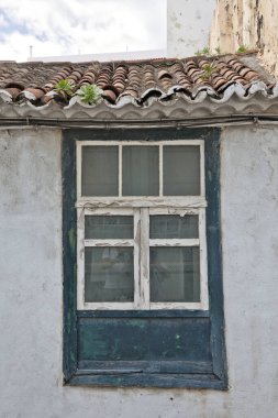 Santa Cruz 'un tarihi bölgesinde eski ahşap kapılı, yıpranmış bir evin ön cephesine yakın çekim. Terk edilmiş, harap olmuş ve tarihi, La Palma, Kanarya Adaları