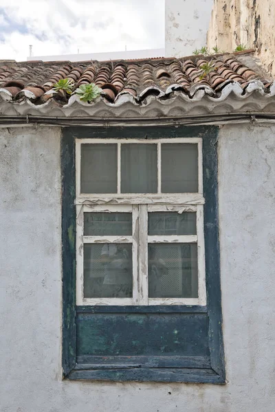 Santa Cruz 'un tarihi bölgesinde eski ahşap kapılı, yıpranmış bir evin ön cephesine yakın çekim. Terk edilmiş, harap olmuş ve tarihi, La Palma, Kanarya Adaları