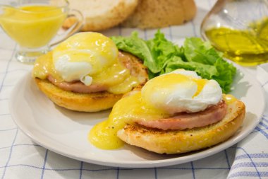 Yumurta Benedict kavrulmuş ham, tost ve taze hollandaise sosu ile