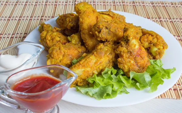 Asas de frango fritas em massa — Fotografia de Stock