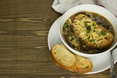 Fransız soğan graten çorbası