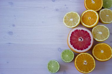 Narenciye meyve. Ahşap masa arka plan üzerinde