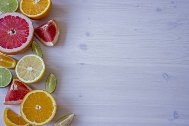 Narenciye meyve. Ahşap masa arka plan üzerinde