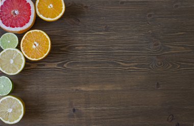 Narenciye meyve. Ahşap masa arka plan üzerinde