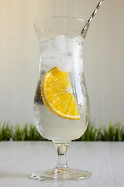 Nebulizado Vaso de agua mineral con hielo y naranja — Foto de Stock