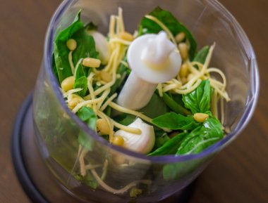 Pesto taze otlar ve yağ ile yapma havai görünümü