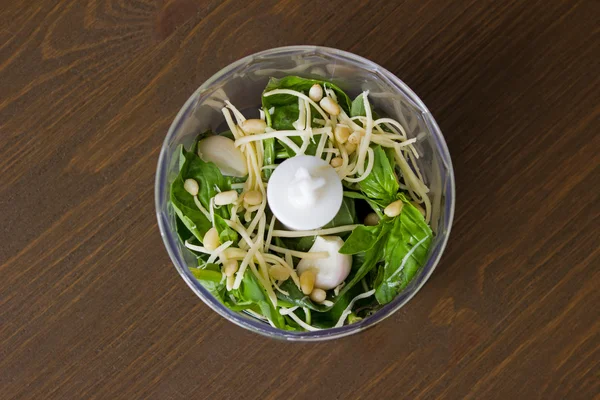 Vue aérienne de la fabrication du pesto avec des herbes fraîches et de l'huile — Photo