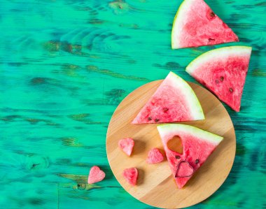 Kalpler hamuru karpuz ve ahşap zemin üzerine dilimlenmiş karpuz.