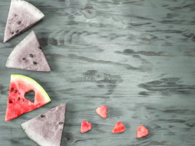 Kalpler hamuru karpuz ve ahşap zemin üzerine dilimlenmiş karpuz.