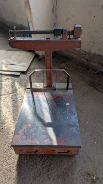 Klasik bir mekanik ölçek, yaşını büyüleyici bir kırsal cazibeyle yansıtan dokulu bir yüzeye dayanır.