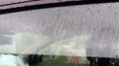 Yağmurlu yansımalar karamsar bir ortam yaratır. Sönük gökyüzünün altında nemli yüzeyler kasvetli atmosferi anımsatır.