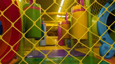 Yastıklı sütunları, kapalı koridorları, dairesel açıklıkları ve yumuşak yüzeyleri olan canlı tünel labirenti derin keşifler yaratır.