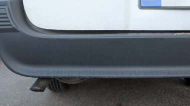 Tampon ve Egzoz Detayları, Estetik ve Sürtünme, Doku ve kirle kaplı beyaz arka yüzey, Görünür Lisans