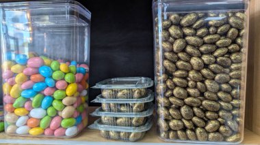 Renkli şeker kavanozları ve şeffaf plastik kavanozlar Pastel kaplı şekerlerle doldurulmuş şeffaf çikolatalar.