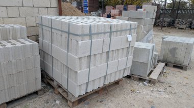 Palet Beton Blokları Temiz Bir şekilde Dışarda İstiflenmiş, Taşımaya Bağlı, Sert Çakıl Zemini, Komşu Masonluk Malzemeleri,