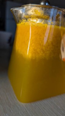 Yakın çekim, canlı sıvı dokusu, Makro Perspektif Işıklar köpük ve tortu katmanları, parlak yüzey