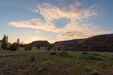 Doğu Kolombiya Vadisi, Washington 'daki çöl tepelerinde yaz günbatımı