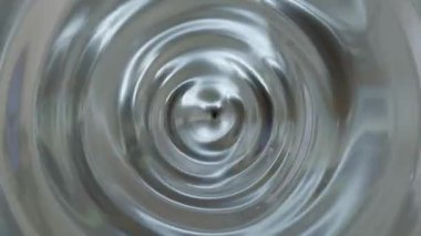 Renkli ışık yansımaları, farklı şekiller ve dalgalı metalik dokulara sahip yanardöner sıvı yüzeylerin soyut dijital ekran koruyucusu