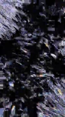 Yüksek kontrastlı dijital sanat, ışık denizinin ortasındaki metalik şekillerin akışkan geçişini içerir..