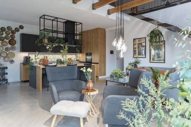  Lüks ev iç mimarisi. Oturma odası ve mutfakta şık bir tasarım. Modern mobilyaları olan kapalı bir mimari. Emlak.