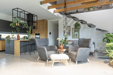 Elektronik merdiveni olan bir ev. Rahat bir evde rahat bir oturma odası ve modern bir mutfak. Kapalı alan mimarisi.