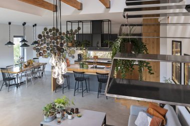 Elektronik merdiveni olan bir ev. Modern evdeki modern oturma odası. Kapalı mekan mimarisi. Ev dekorasyonu ve emlak.