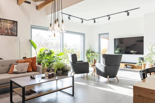 Modern mobilyaları, koltuğu ve büyük penceresi olan modern oturma odası. Işıklı ev dekoru.