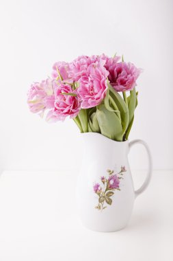 Beyaz arkaplanda pembe laleler