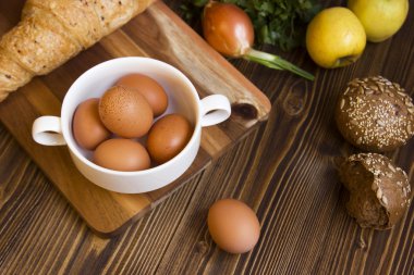 Yumurta beyaz porselen kase ve sebze