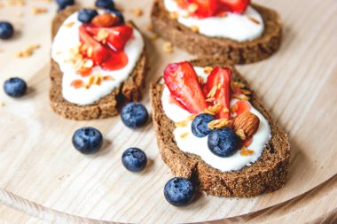 Sandviç meyve ile. Sağlıklı kahvaltı konsepti