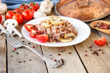 Domates ve mantar ile karışık pirinç.