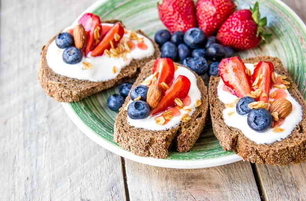 Sanduíches com frutas. Conceito de pequeno-almoço saudável Imagem De Stock