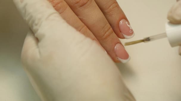Manicure nagelverzorging in een schoonheidssalon. Cuticula olie zorg — Stockvideo
