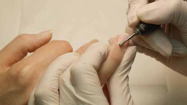 Cuidado de unhas de manicure em um salão de beleza — Vídeo de Stock